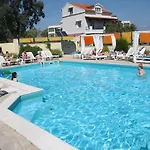 Kavos Central